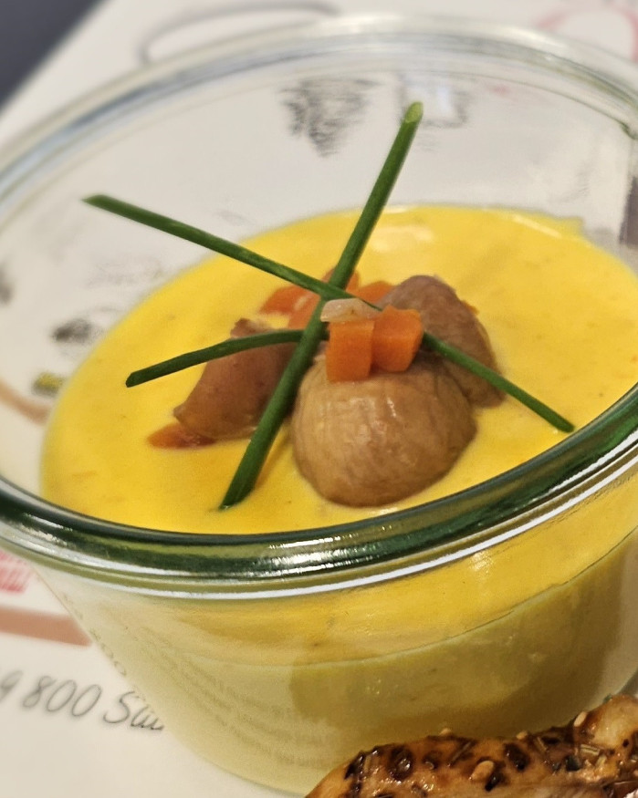 a/ Entrée : Velouté de Potimarron & Eclats de châtaignes* a Servir chaud (avec son feuilleté aux graines)