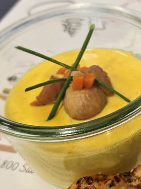 a/ Entrée : Velouté de Potimarron & Eclats de châtaignes* a Servir chaud (avec son feuilleté aux graines)