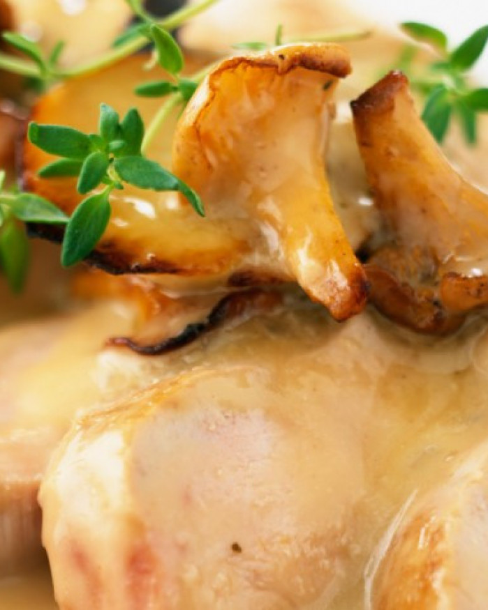 b/ Plat : Suprême de Pintade à la crème de  Thym frais  (Muffin de pommes de terre & tombée de poireaux)