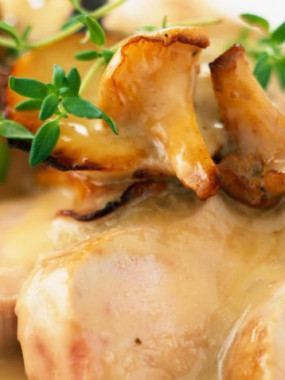 b/ Plat : Suprême de Pintade à la crème de  Thym frais  (Muffin de pommes de terre & tombée de poireaux)